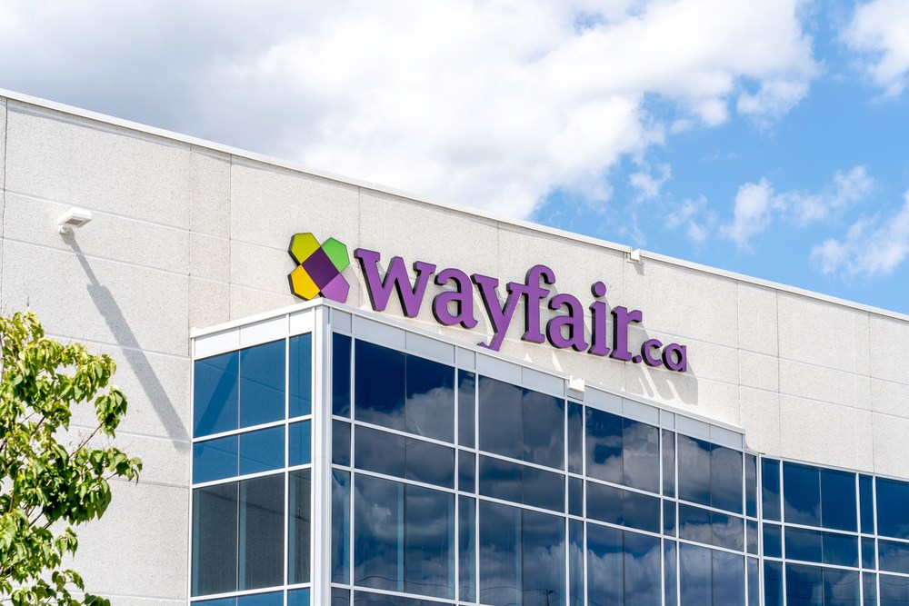 TradingKey - U.S. President Donald Trump announced via social media on August 22 the initiation of a 50-day "major tariff investigation" on imported furniture. The news triggered immediate stock declines for American furniture retail giants heavily reliant on imported supply chains.